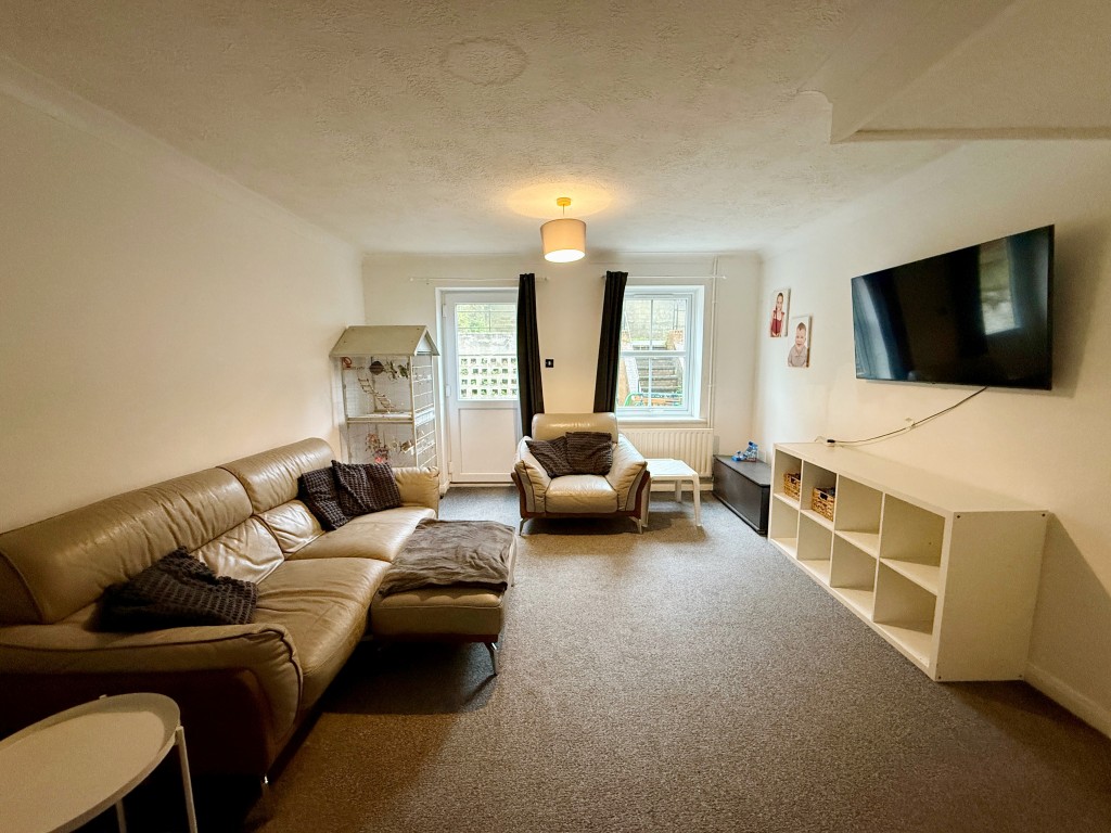 Lot: 180 - FREEHOLD MODERN END-TERRACE HOUSE INVESTMENT - Living room